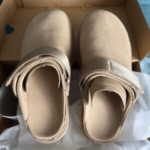 Uggs Goldenstar Clogs
